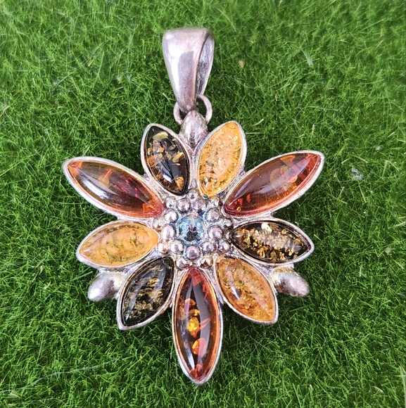 Baltic Amber Bloom Pendant - Picture 1 of 9
